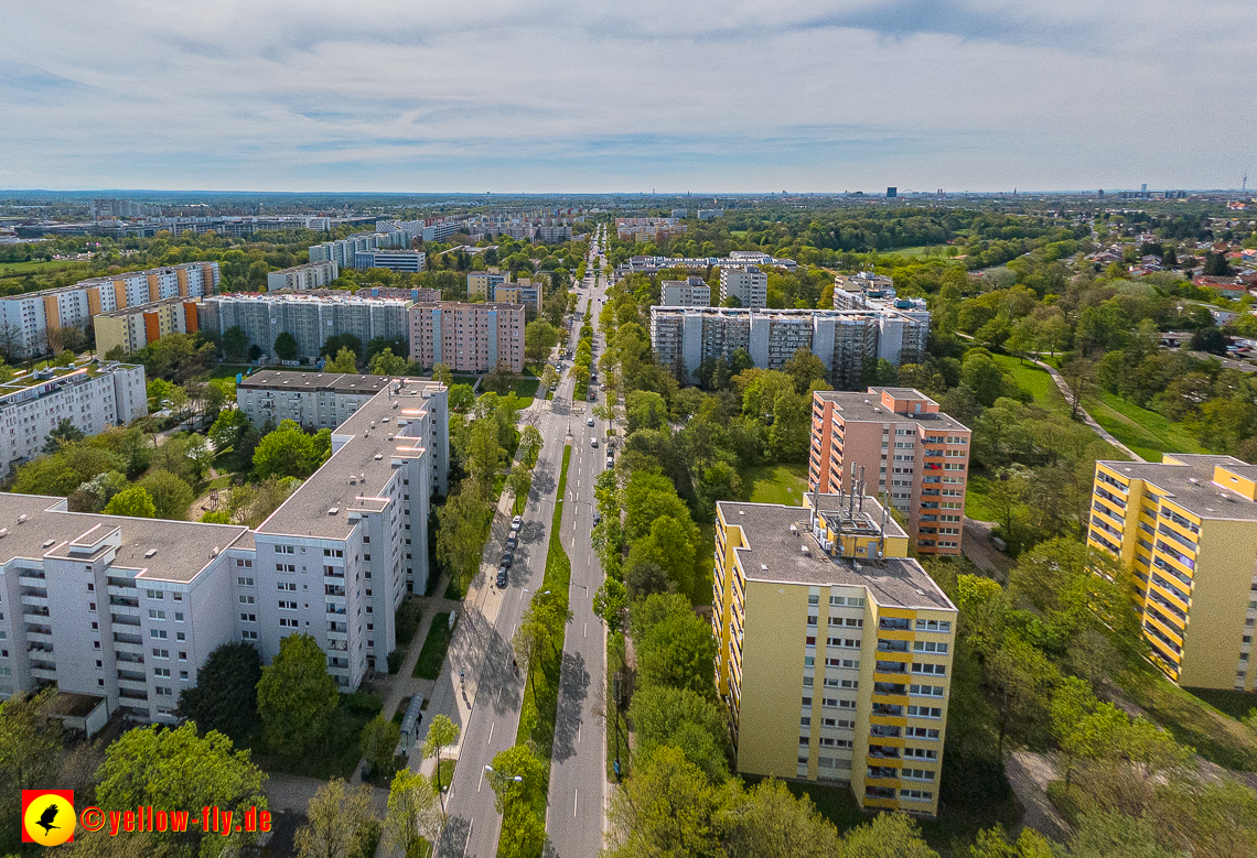 04.05.2023 - Luftbilder von der Fassadensanierung am Karl-Marx-Ring 11-21 in Neuperlach